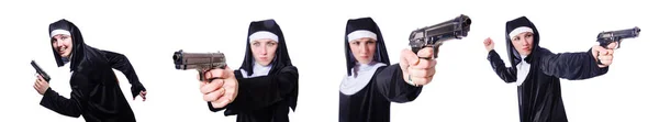 Nonne mit Handfeuerwaffe isoliert auf weiß — Stockfoto