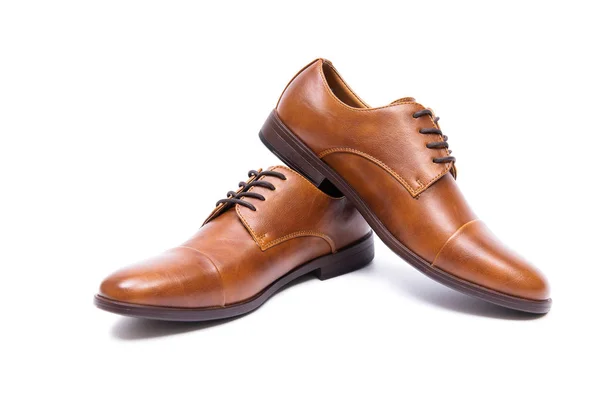 Sapatos castanhos isolados sobre fundo branco — Fotografia de Stock