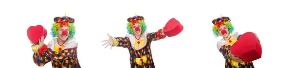 Clown met geschenkdoos geïsoleerd op wit — Stockfoto