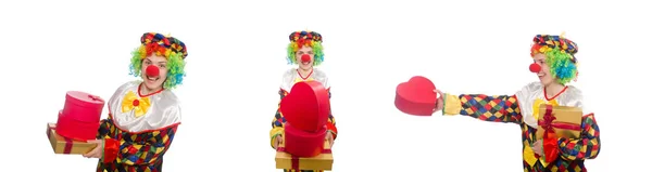 Clown met geschenkdoos geïsoleerd op wit — Stockfoto