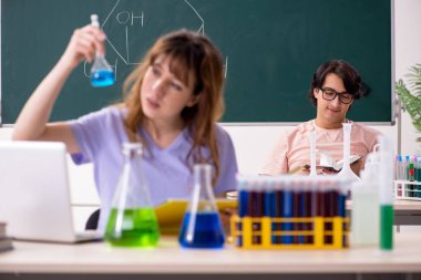 İki kimyagerler Öğrenciler sınıfta 