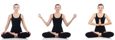 Bağdaş kurup oturmuş ve yoga yaparken genç kadın 