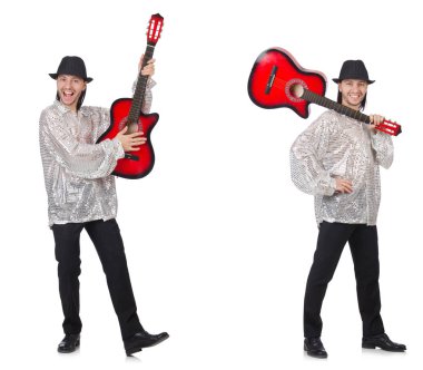 Gitarlı genç adam beyazlar içinde. 