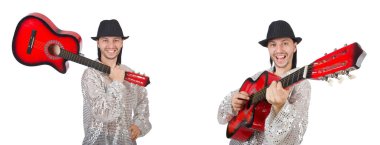 Gitarlı genç adam beyazlar içinde. 