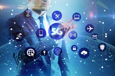5g Internet kavramı düğmelere basarak işadamı ile