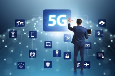 5g Internet kavramı düğmelere basarak işadamı ile