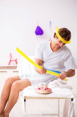 Genç adam hastanede onun Doğum günü kutluyor