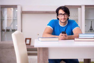 Evde Genç yakışıklı öğrenci 