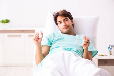 Yakışıklı delikanlı hastanede kalacak 