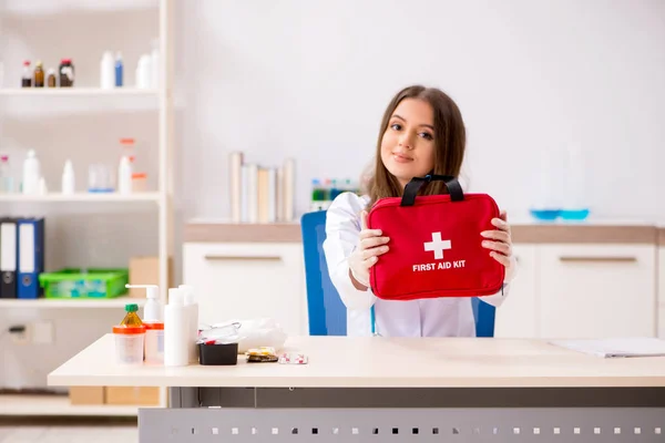 Mujer hermosa médico con bolsa de primeros auxilios —  Fotos de Stock