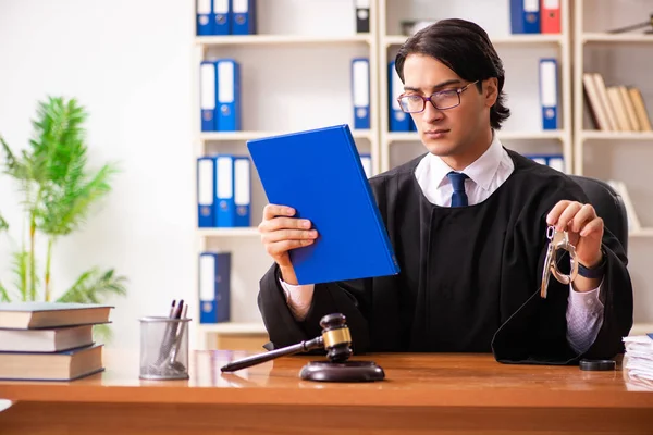 Juiz bonito jovem que trabalha no tribunal — Fotografia de Stock