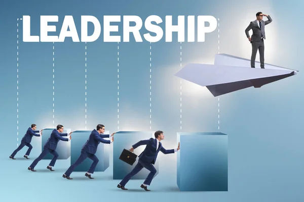 Концепція лідерства з різними бізнесменами — стокове фото