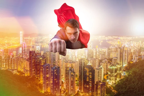Biznesmen superbohater przelatujący nad miastem — Zdjęcie stockowe