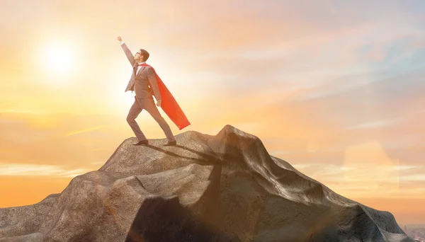 山の上にスーパー ヒーローの実業家 — ストック写真
