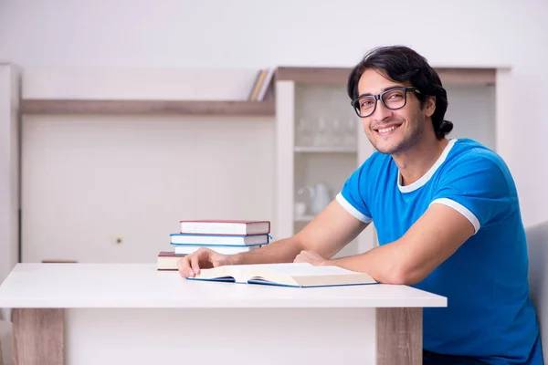 Joven estudiante guapo estudiando en casa —  Fotos de Stock