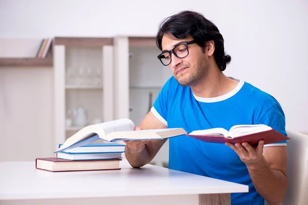 Jonge knappe student studeert thuis — Stockfoto