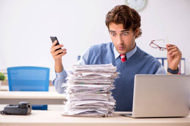 Genç yakışıklı çalışan aşırı çalışma ile mutsuz  