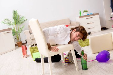 Genç adam akşamdan sonra parti 