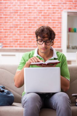 Evde sınava hazırlanan genç bir öğrenci. 