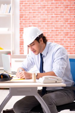 İnşaat yönetici taslakları üzerinde çalışma