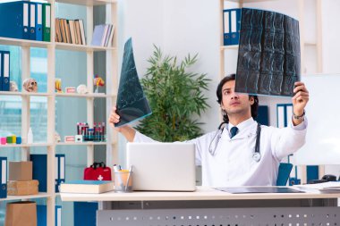 Klinikte çalışan genç yakışıklı Doktor radyolog 