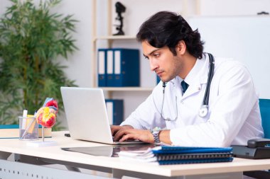 Klinikte çalışan genç doktor kardiyolog. 