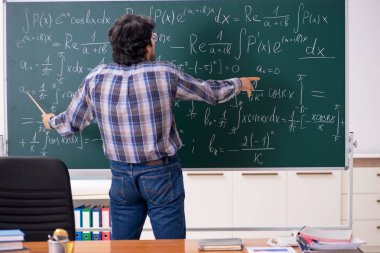 Komik erkek matematik öğretmeni sınıfta 