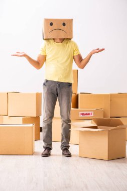 Kafası yerine kutusu olan mutsuz bir adam. 