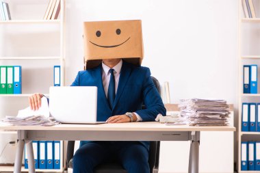 Kafası yerine kutusu olan mutlu bir çalışan.