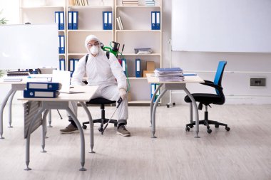 Profesyonel müteahhit ilaçlama ofisinde yapıyor 