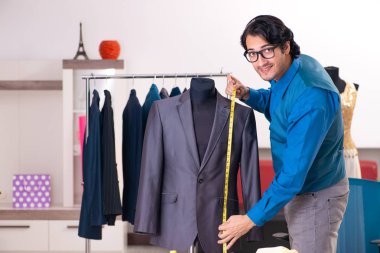 Atölyede çalışan genç bir terzi. 