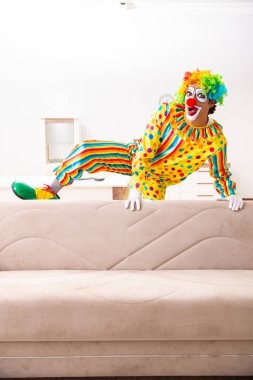 Erkek palyaço evde perfomance için hazırlanıyor 