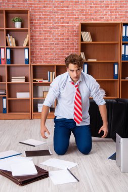 Ofiste oturan mutsuz iş adamı. 