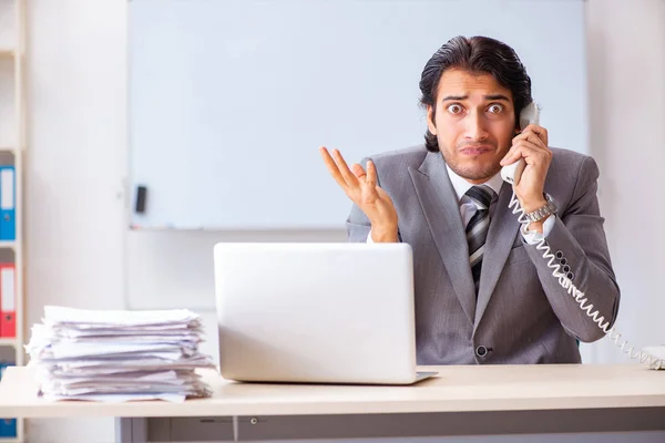 Junge hübsche Geschäftsmann-Angestellte im Büro — Stockfoto