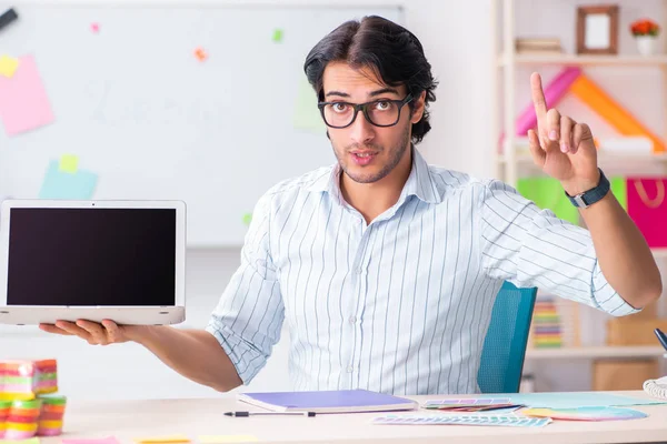 Junge hübsche männliche Designer arbeiten im Büro — Stockfoto