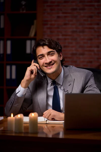 Empresario trabajando hasta tarde en la oficina con luz de vela —  Fotos de Stock