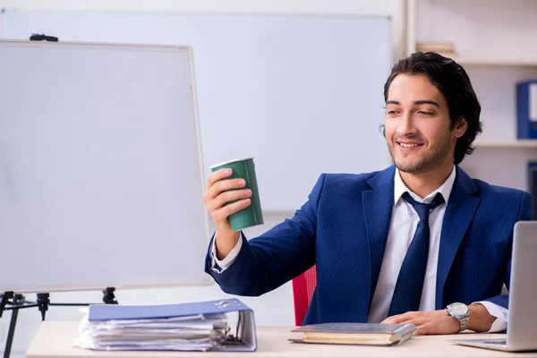 Молодой привлекательный бизнесмен работает в офисе — стоковое фото