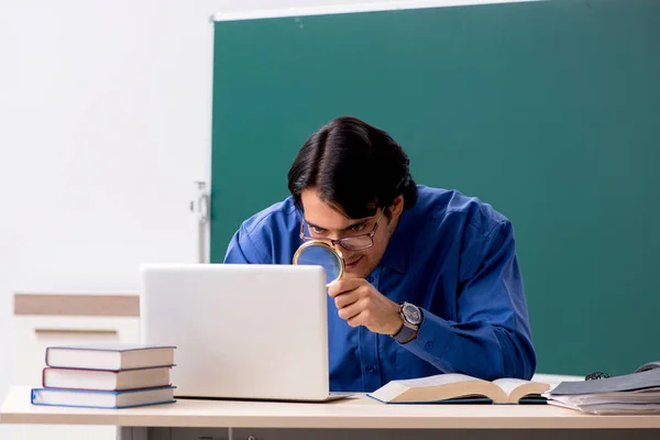 Jovem professor na frente do quadro — Fotografia de Stock