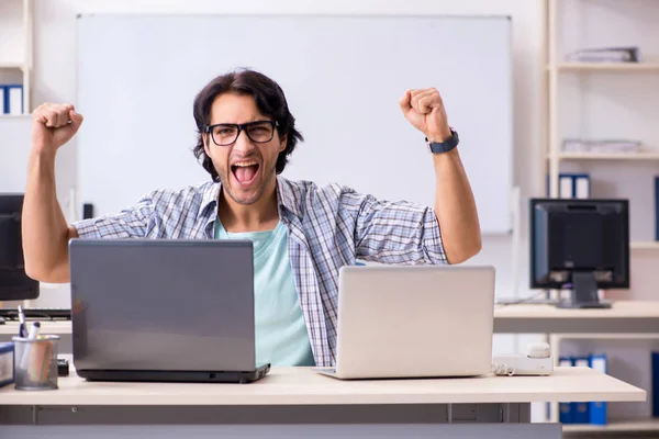 Es especialista que trabaja en la oficina —  Fotos de Stock