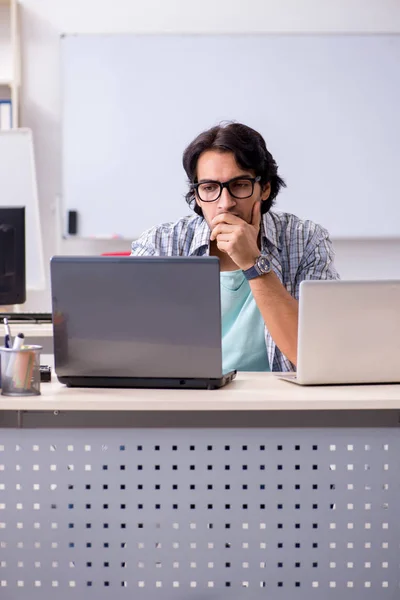 Es especialista que trabaja en la oficina — Foto de Stock