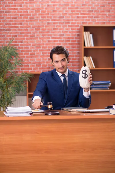 Junger schöner Anwalt arbeitet in seinem Büro — Stockfoto