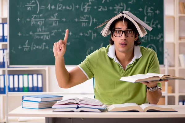 Estudiante guapo delante de pizarra con fórmulas —  Fotos de Stock