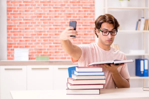 Estudiante joven preparándose para exámenes universitarios — Foto de Stock