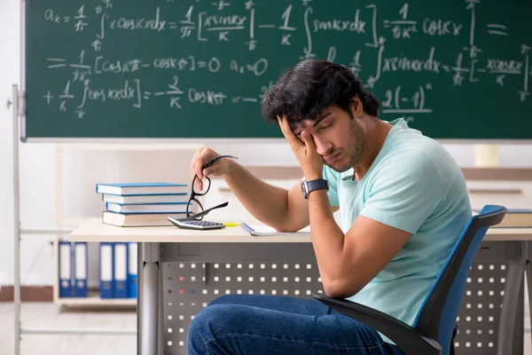 Joven matemático estudiante masculino frente a pizarra —  Fotos de Stock