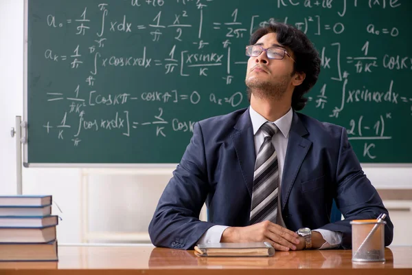 Unga manliga matematiklärare i klassrummet — Stockfoto