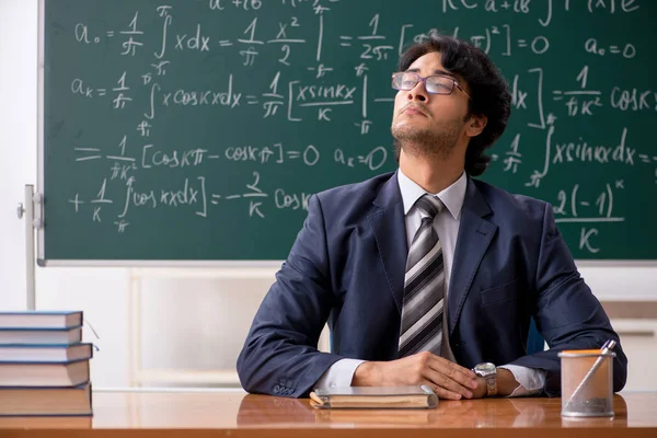 Joven profesor de matemáticas en el aula — Foto de Stock