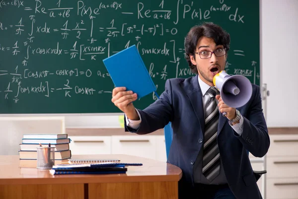 Joven profesor de matemáticas en el aula —  Fotos de Stock