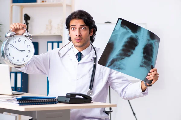 Młody przystojny lekarz radiolog pracę w klinice — Zdjęcie stockowe