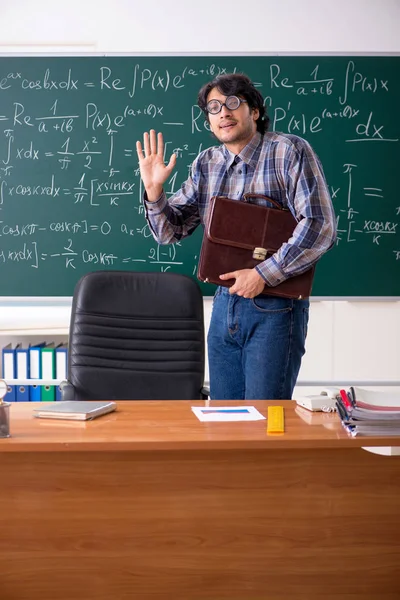 Grappige mannelijke wiskundeleraar in de klas — Stockfoto