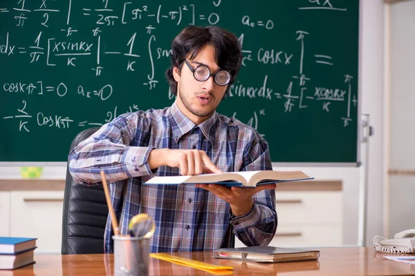 有趣的男数学老师在教室里 — 图库照片